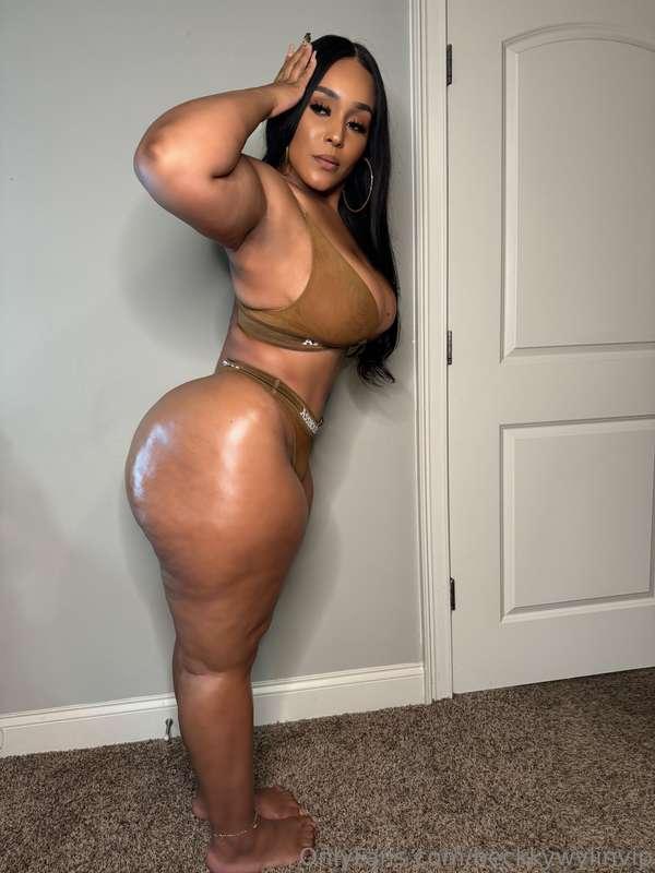 Serving body and attitude🍑 how do you like the curves🫦