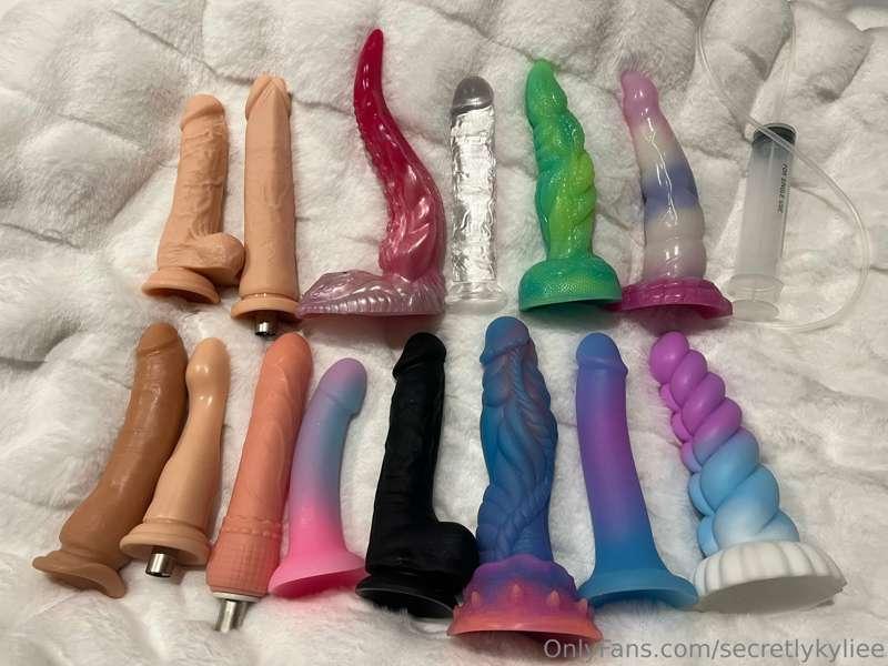 Updated dildo pic 🤪😂 message me for customs! 😘 the green one..