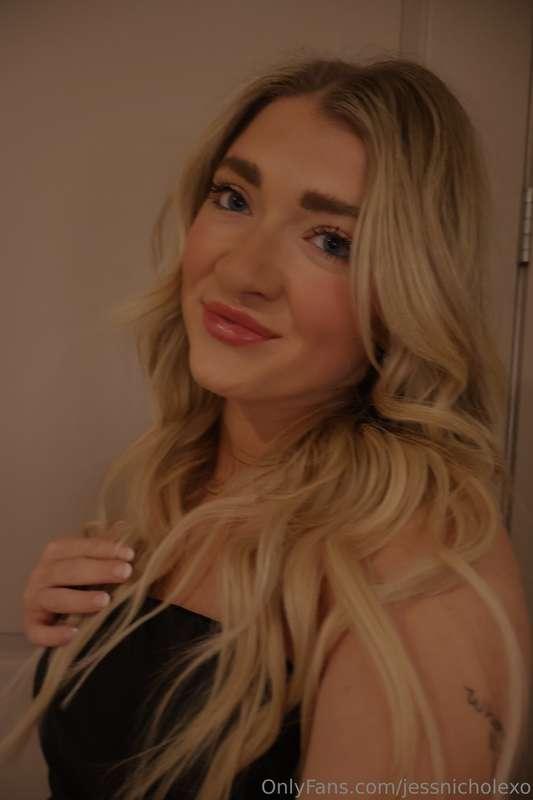 Lips say one thing, eyes say another 😘