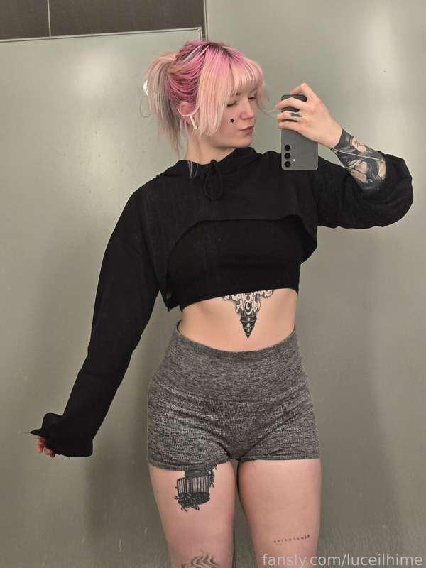 Late night gym session anyone ? Let's "work out" 💪😜 

#fyp #gym #tattoos #alt #cute 