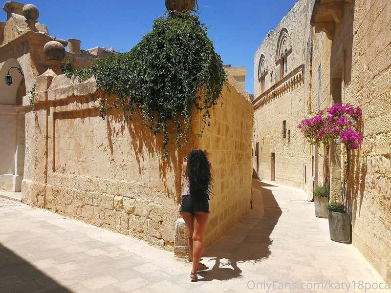 🌸🌸🌸I love walking the streets in my shorts. I feel my legs t..