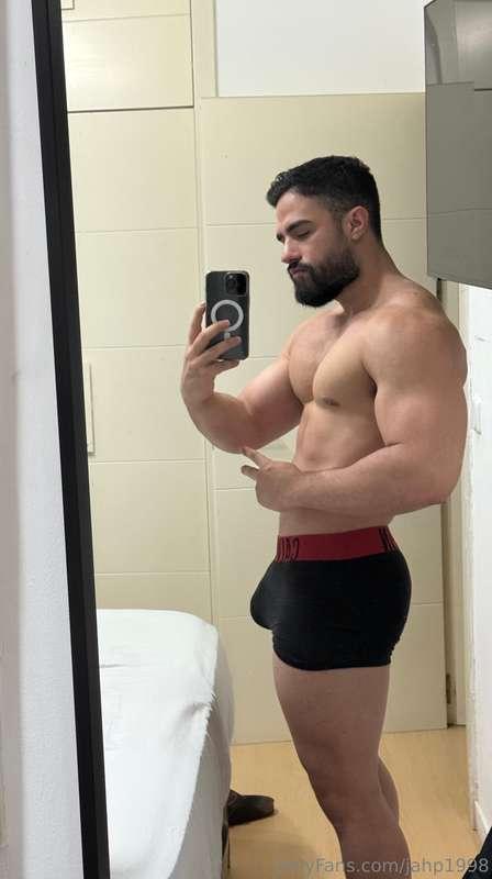 Coming home from the gym a little hot. Wanna smell me? 🙈🙈