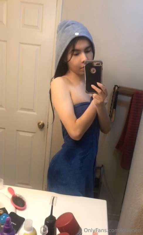 Fresh peach after shower 🍑💖