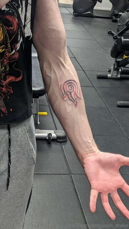 I sometimes get a little veiny at the gym 😏😏