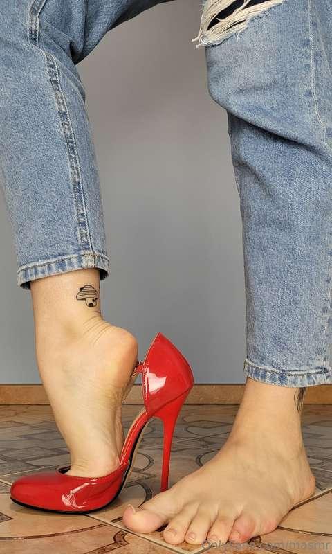 Arches and long natural nails (too long for me!), red high h..