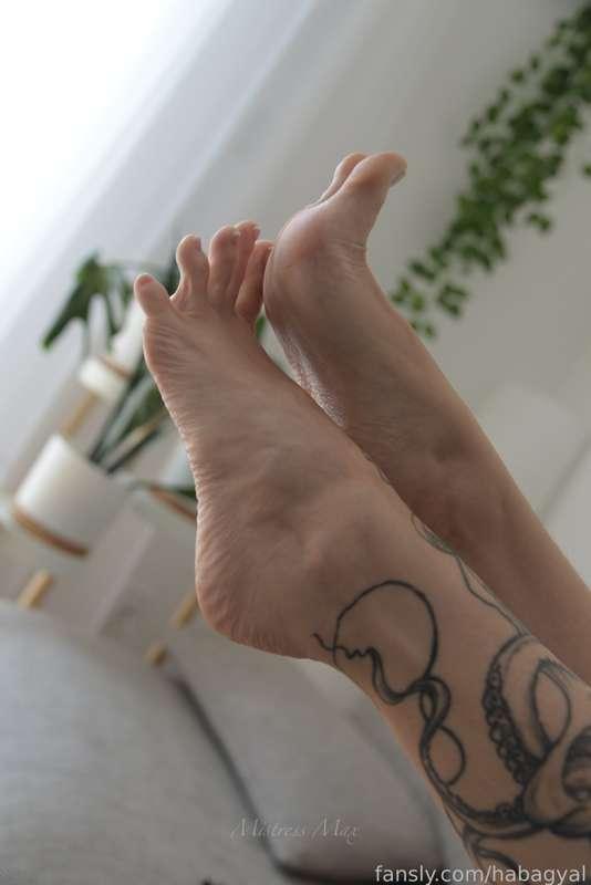 Admit it, My feet turn you on 😍

#femdom #findom #footfetish #feet #tattoos #toes #soles #pedicure