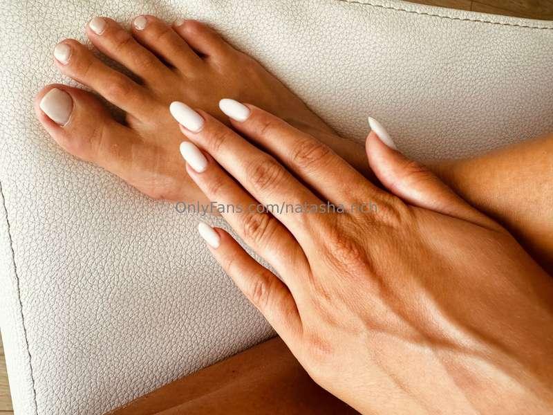 I love having my nails and feet color done the same 💅 🥰