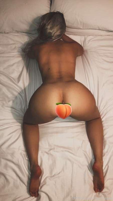 Who wants me bent over like this 😈🍑
