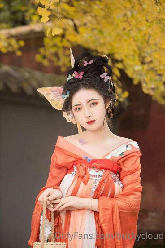 I'm not a mirage but your fantasy. 
云想衣裳花想容 🌸