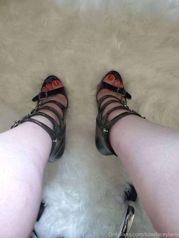 Happy feet lovers friday! I think my feet look sooo sexy in ..