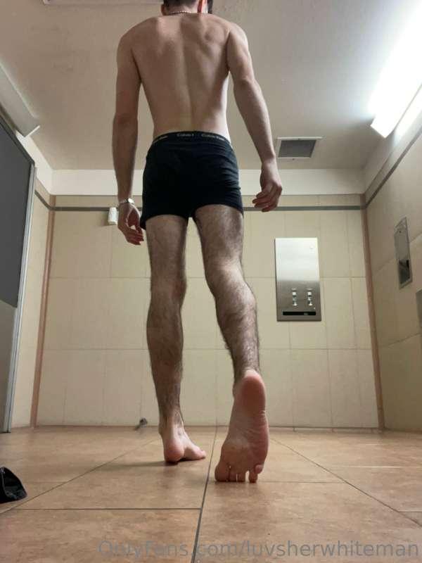 DM me if you wanna see me walk away with my boxers off😚