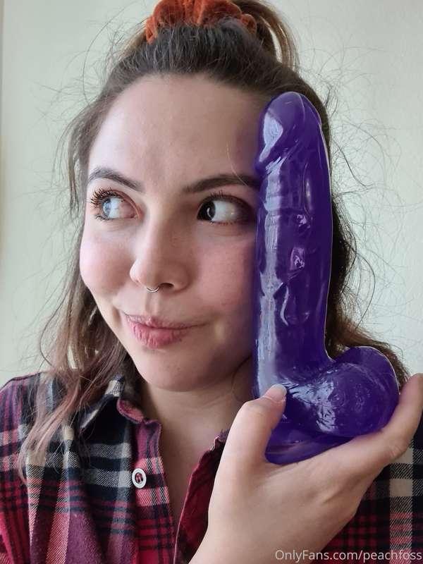 🌈 So I just got new toys:
1. a big ass dildo 🍆
2. my first e..