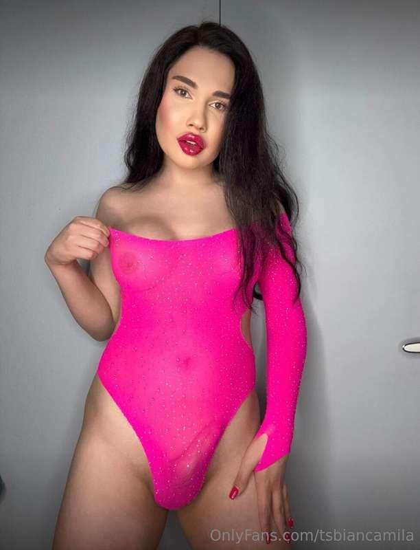 Wanna find out how big her cocks is?👇🏻https://onlyfans.com/a..
