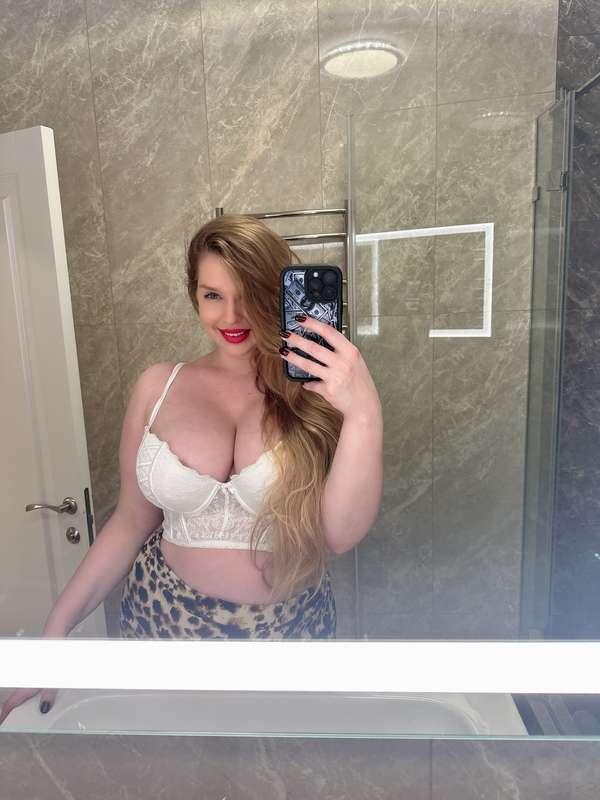 Mirror selfie 🖤