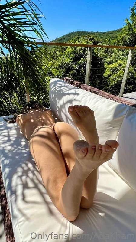 My feet or my 🍑?