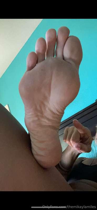 Big ass foot! 😜💋