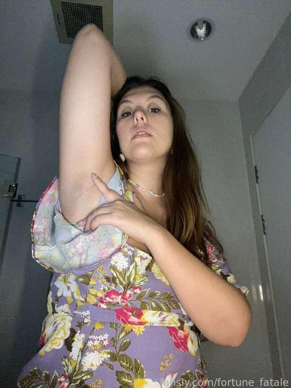 You dream of entering my bathroom and spying on how I take a shower after a hot day. My armpits are sweaty and dirty, but running water makes them clean and smooth. You would like to touch it, but for now you can only look. As always in general

#armpits #fyp #armpit #fetish #smooth #sweat #licking #goddess #domina #fortune_fatale