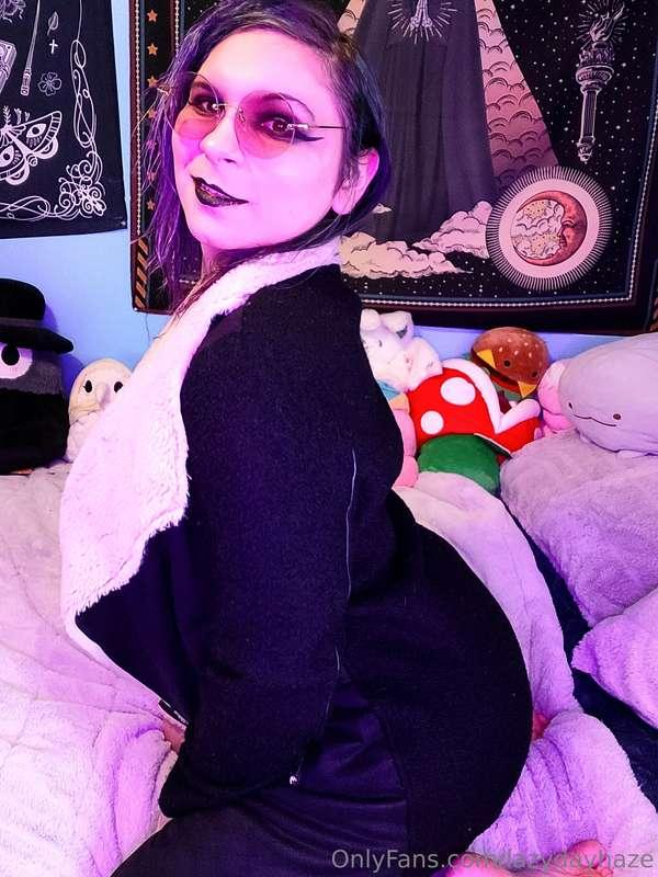 This coat fits me really tight! 😳 Just the way I like it~ Le..