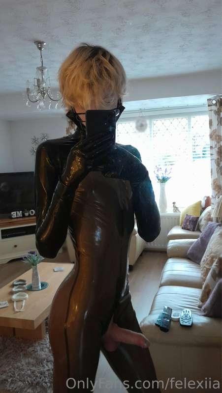 Transparent latex is so revealing and I love it 👉👈 I really ..