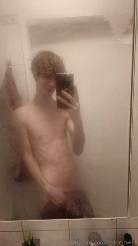 Dripping wet and feeling myself - care to join me? 😋💦