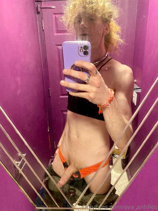 I took a break from work to touch myself yesterday. I love e..