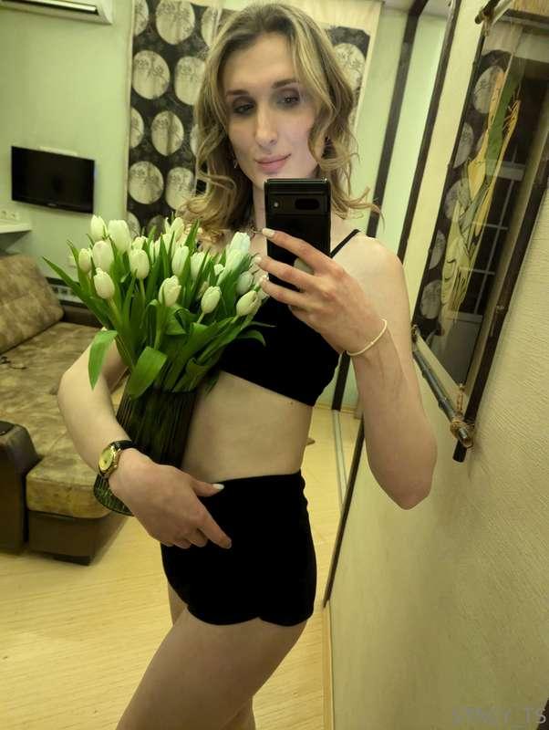 💐 Tulips in my arms, warmth in my heart, and maybe… a little..