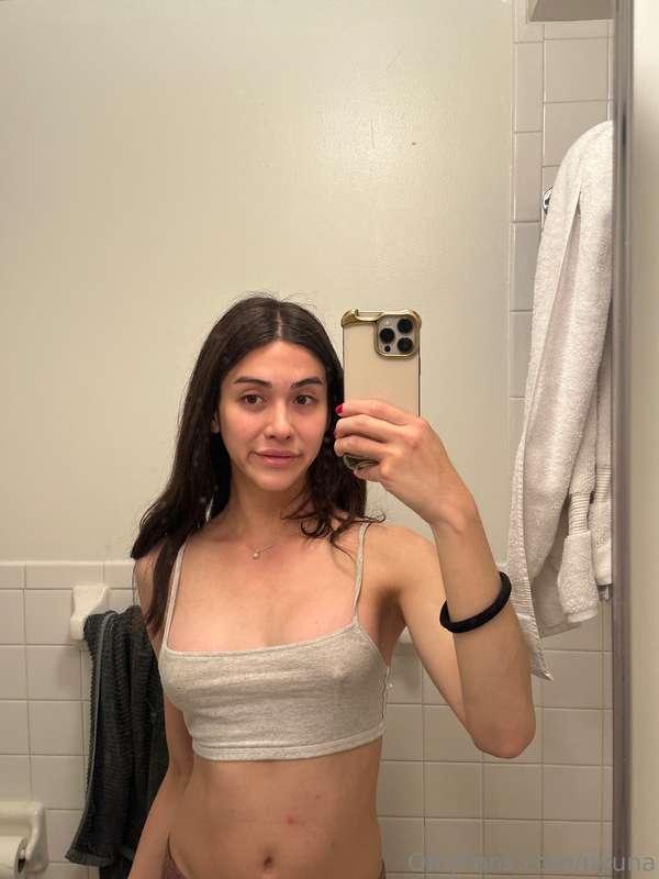 Pre-shower 💦... Mandatory mirror selfie 😝