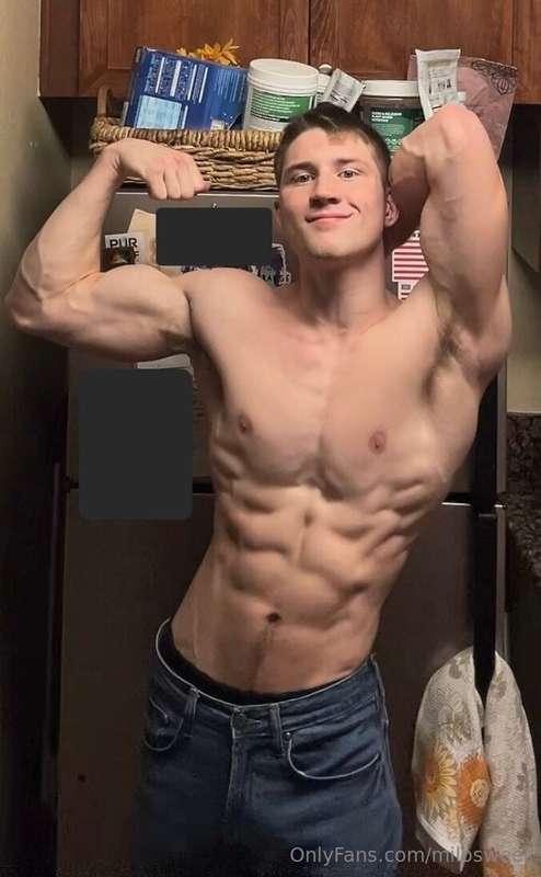 Jeans and bodybuilding go together oddly well sometimes 💪