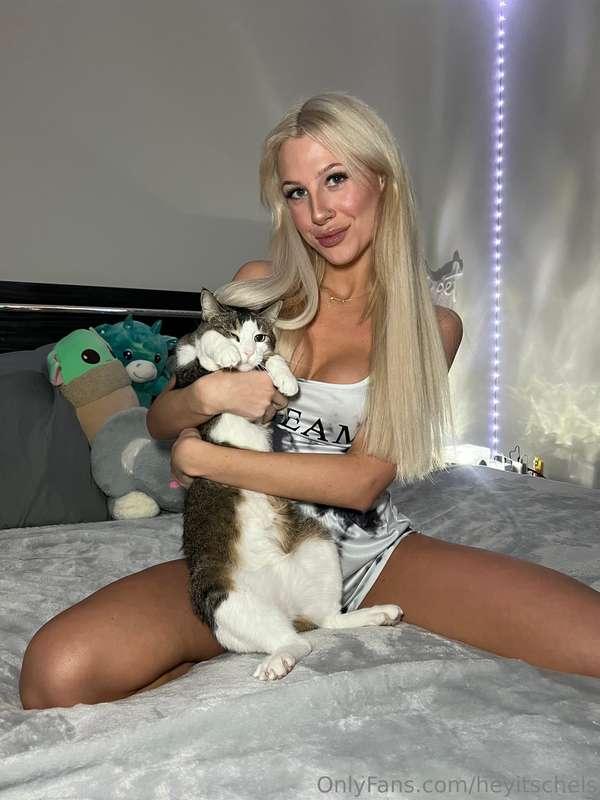 Hey, do want to play with my kitty? 🥰