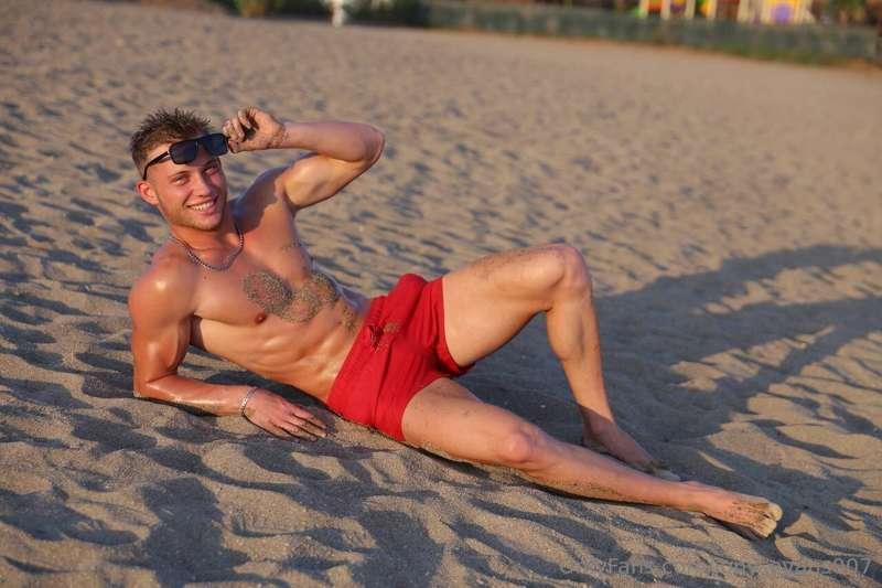 Let me be ur beachboy this summer😉
