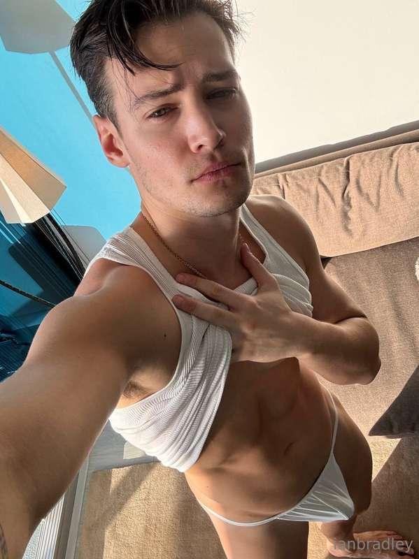 do you like selfies ? have you forgotten what I look like ? ..