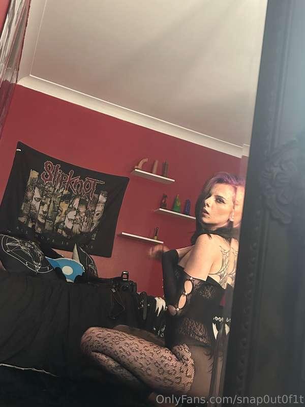 snap0ut0f1t main image