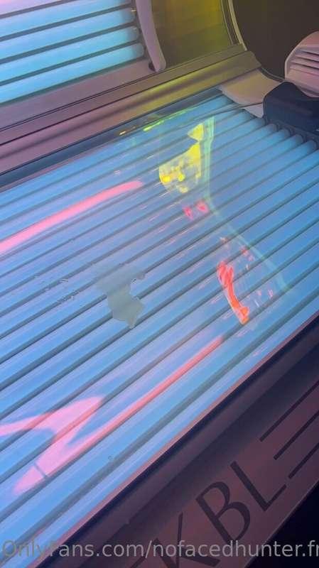 I squirted all over the tanning bed today. 🤫

Completely une..