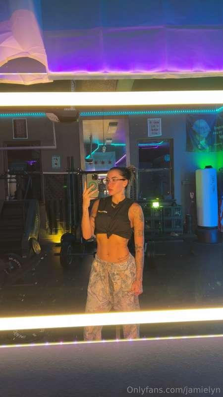Mid workout popping my titties out for you 😏