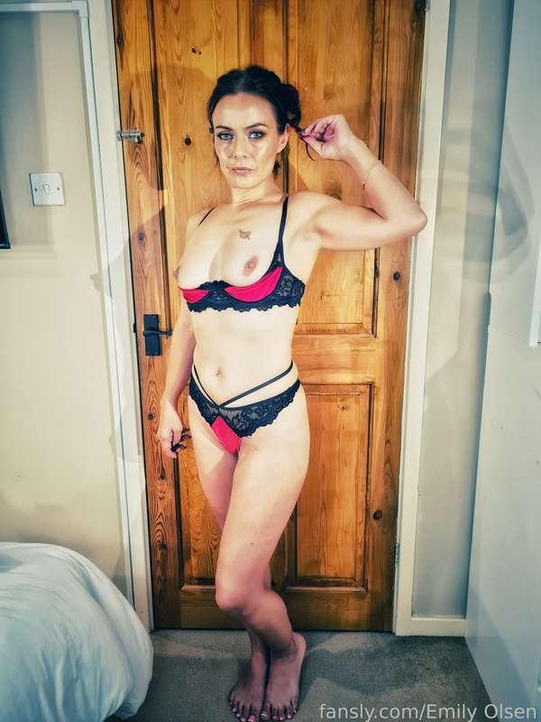 **🔥♥️ Going LIVE: Saturday 07 September 23:30 BST ♥️🔥**

I'd love for you to join me going live this weekend, and give me some instructions and direction. I'll have a few outfits and toys at the ready, waiting to please you x

#going #live #submissive #instruction #outfits #cosplay #stream #fyp #uk #amateur
