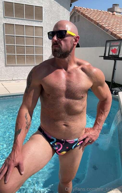 Where do you want to touch daddy first? 👅