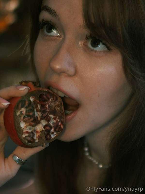 The perfect bite to your forbidden fruit👅😘😜