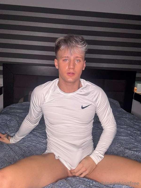 This twinkie boy @blondeking21 is the REAL KING of cumshot 🥵..