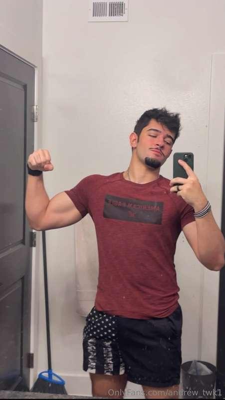 Just another day ,  another swole selfie !  💪 🤳