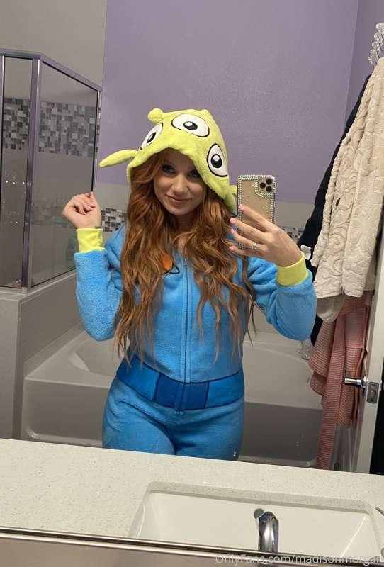 Careful baby, one look and you’ll need both hands 🥵