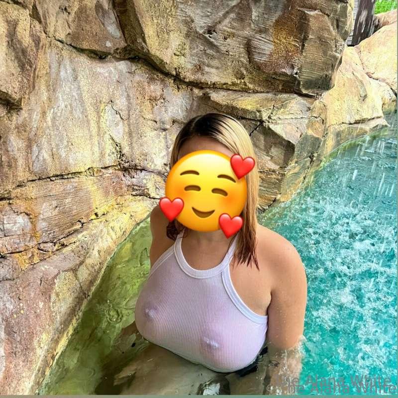 Would I win the wet T-shirt contest ? 🎀💦