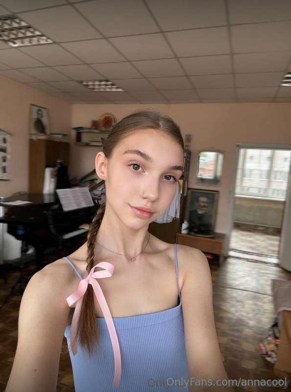 Cute @amy.sweety with beautiful natural tits 🍒🤤  Text her ri..