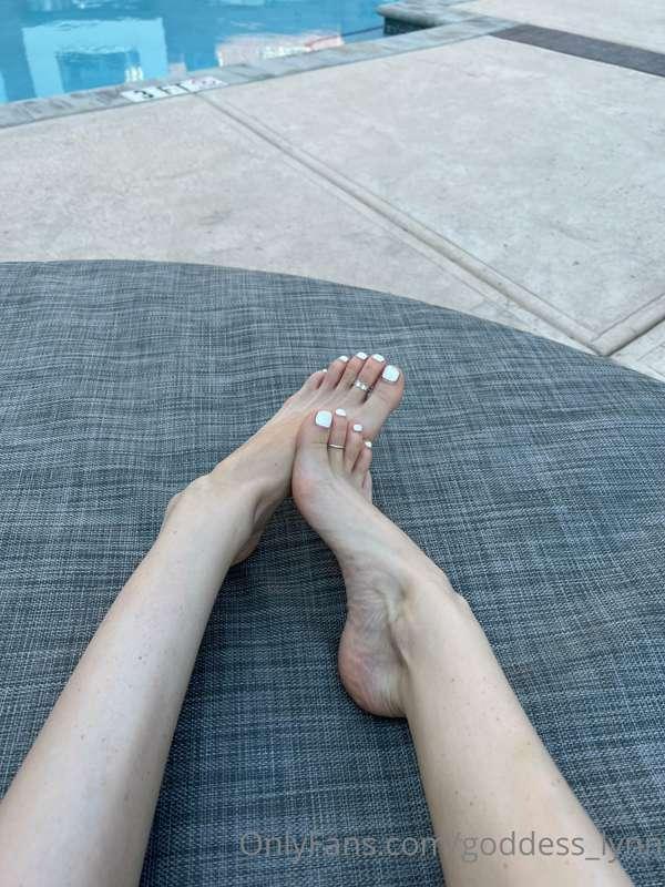 Arches so high you could just slide your cock right between ..