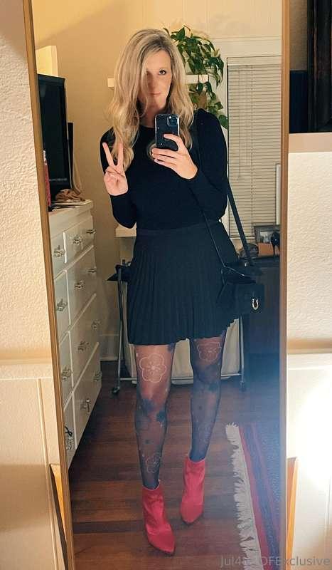 Last nights dinner outfit. Kinda love these tights - have wo..