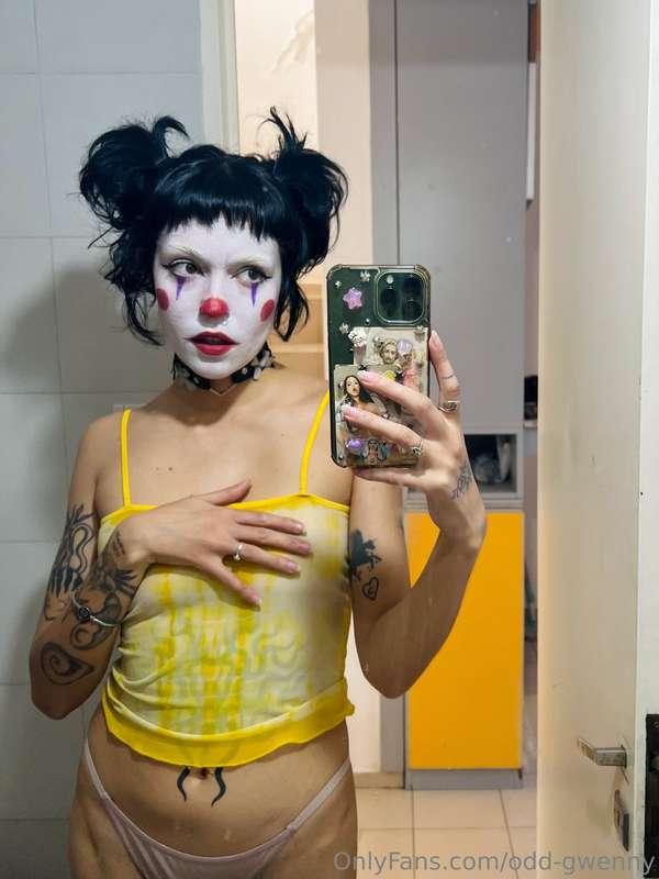 honk honk!! who let the petite chaos out? 🎈Clowngirl in acti..