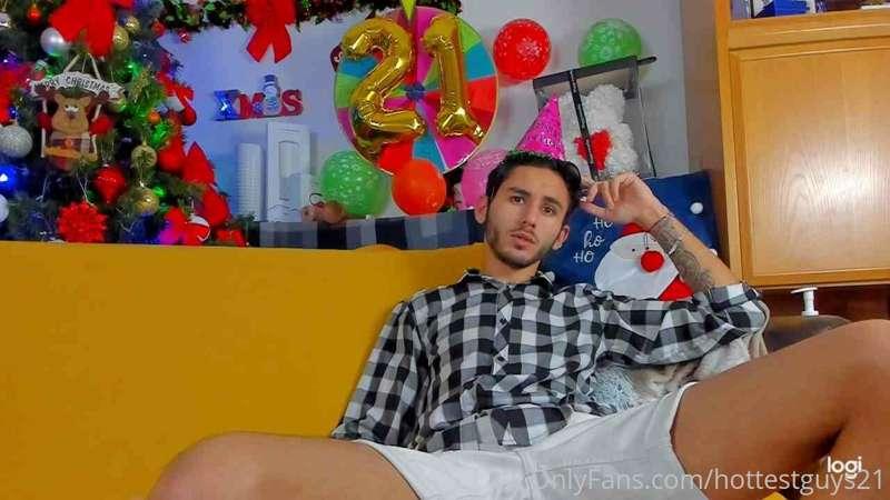 What’s your idea of a great anniversary?🎂

21 and still coun..