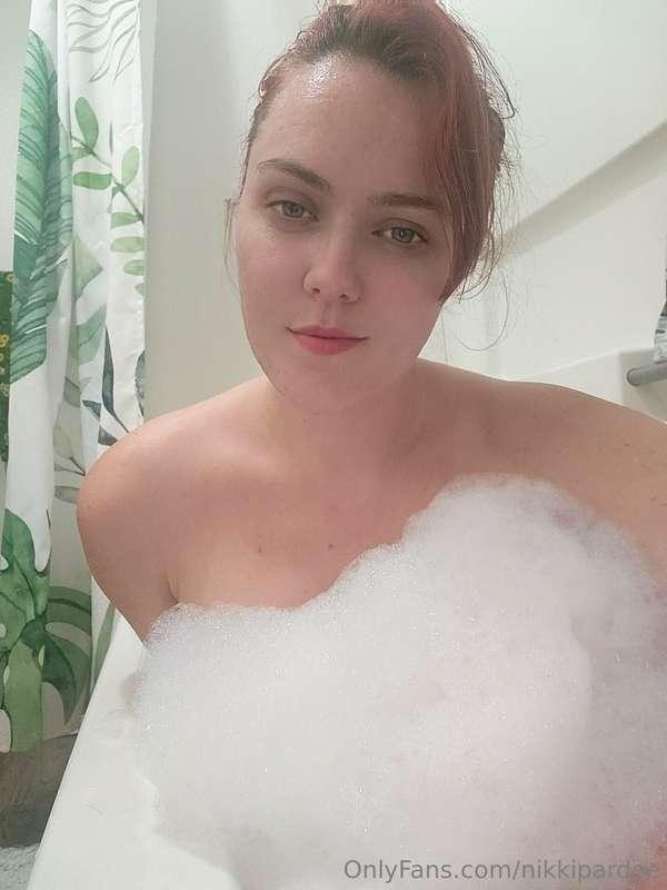 Rub-a-dub-boobies! A little bathtub set of 8 pics and a minu..