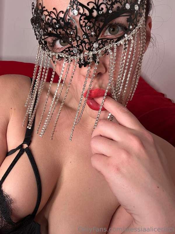 That shade of lipstick that makes your head spin... 🍓💋💋The o..