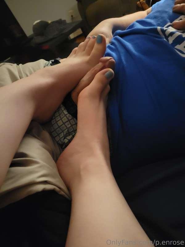 He really loves worshipping my feet 😍
@sjjh12