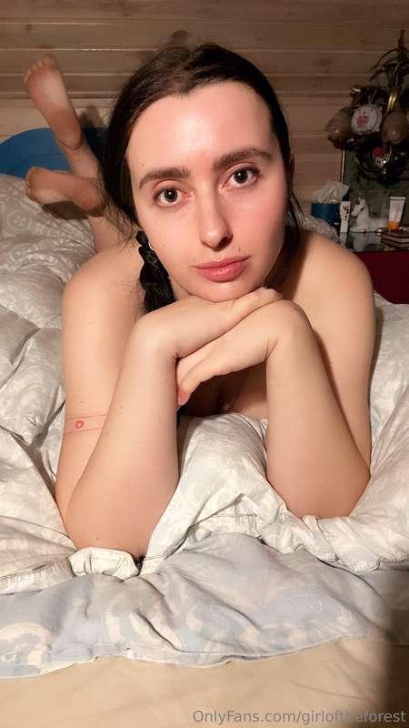 Guys, there's a photo with a pussy because many people are r..